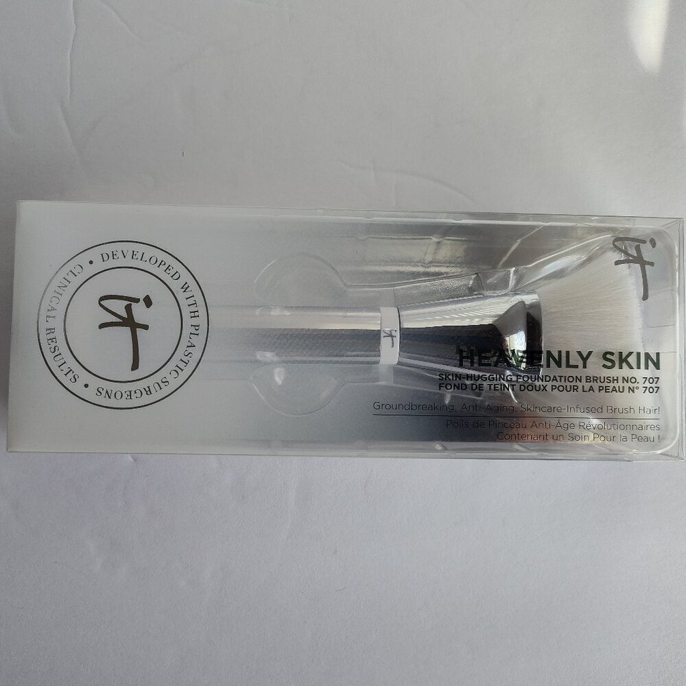 It Cosmetics Heavenly Skin-Hugging Foundation Brush